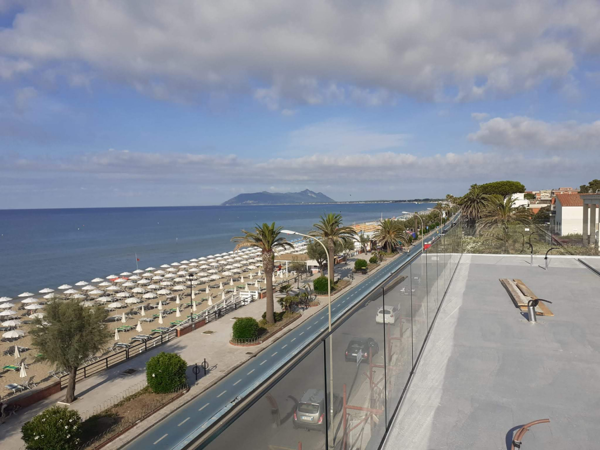 La vista sul mare dalla terrazza dell'attico in cantiere