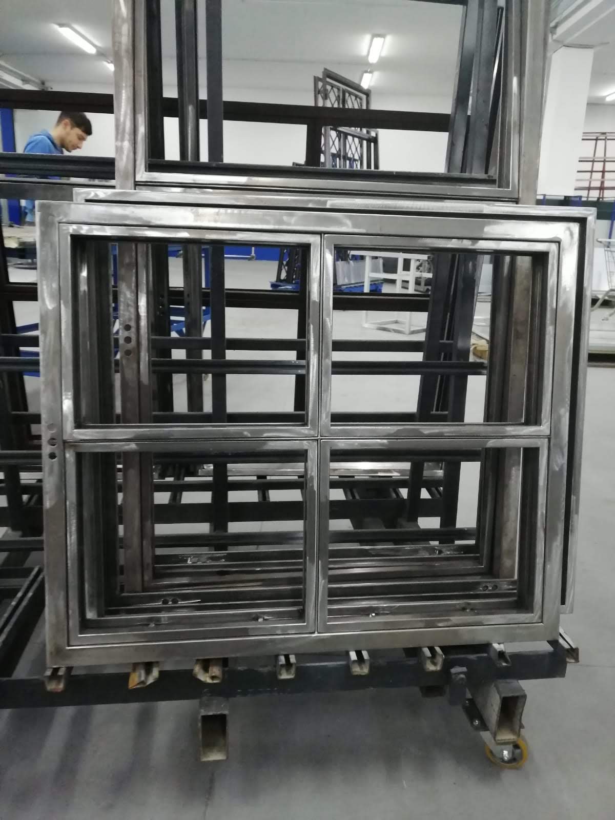 I telai in acciaio zincato in lavorazione nelle officine