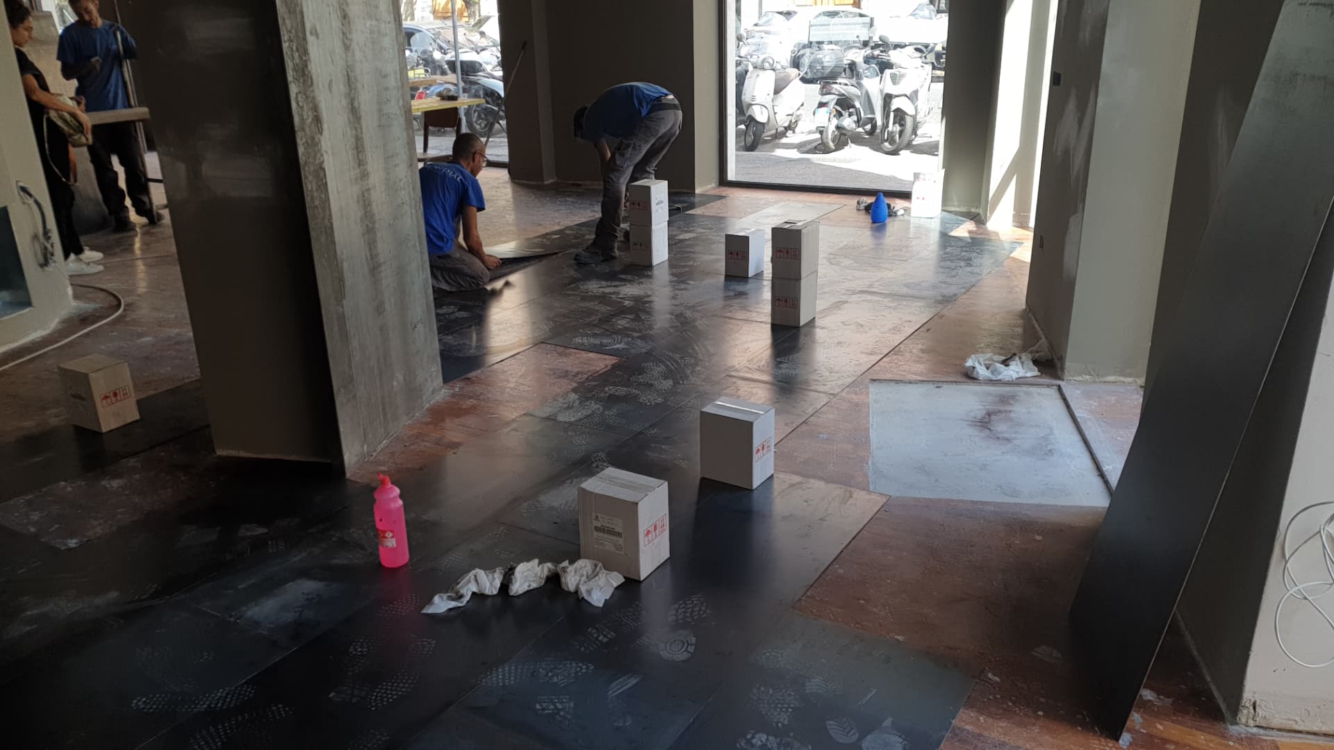 Posa della pavimentazione dell'Atelier