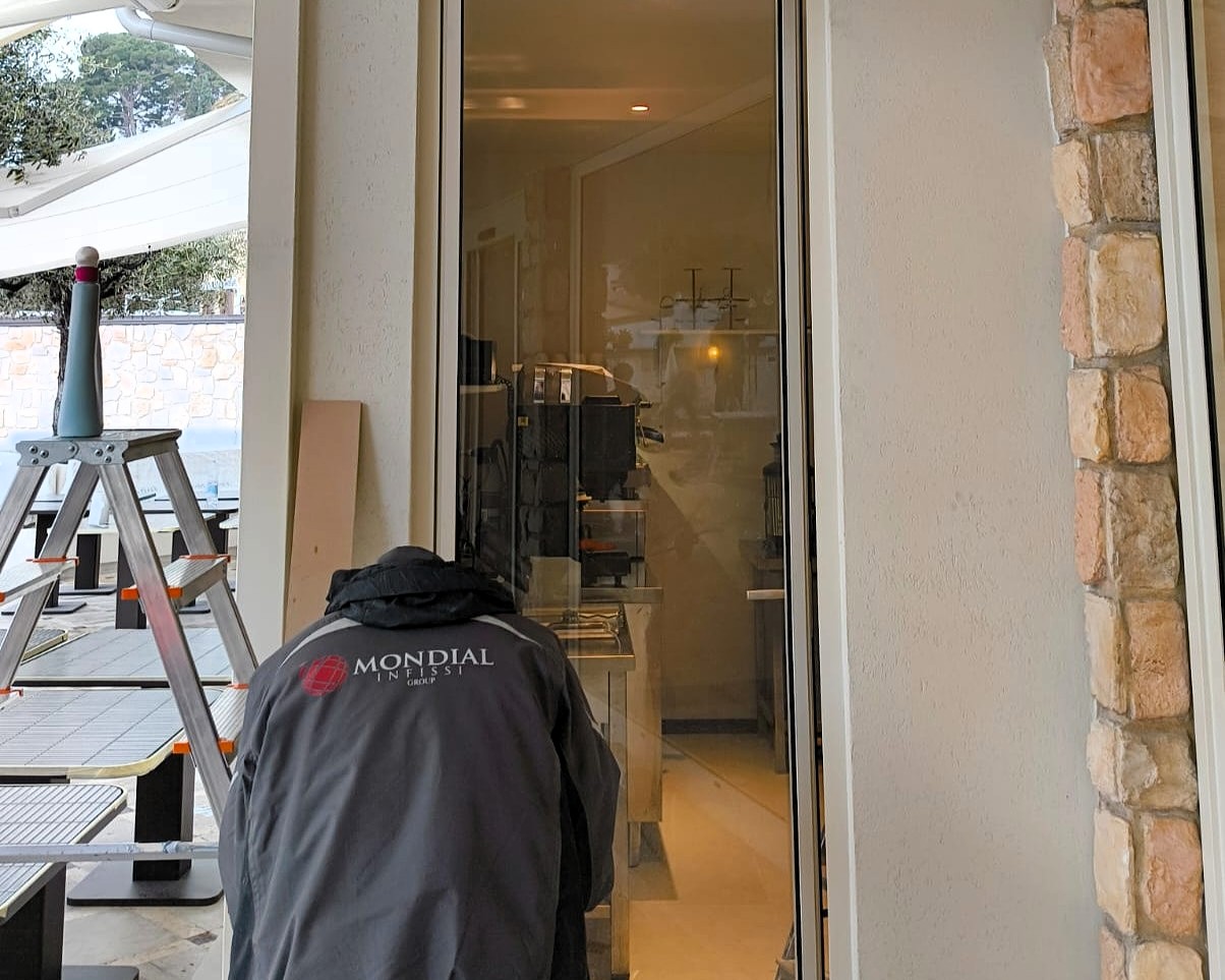 La porta automatica della cucina in fase di collaudo