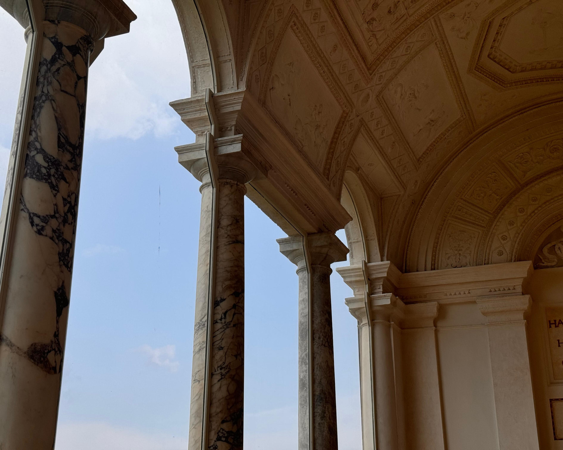 Loggia restaurata con profili minimali tra le colonne