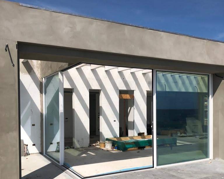 Scorrevoli in fase di installazione sulla terrazza