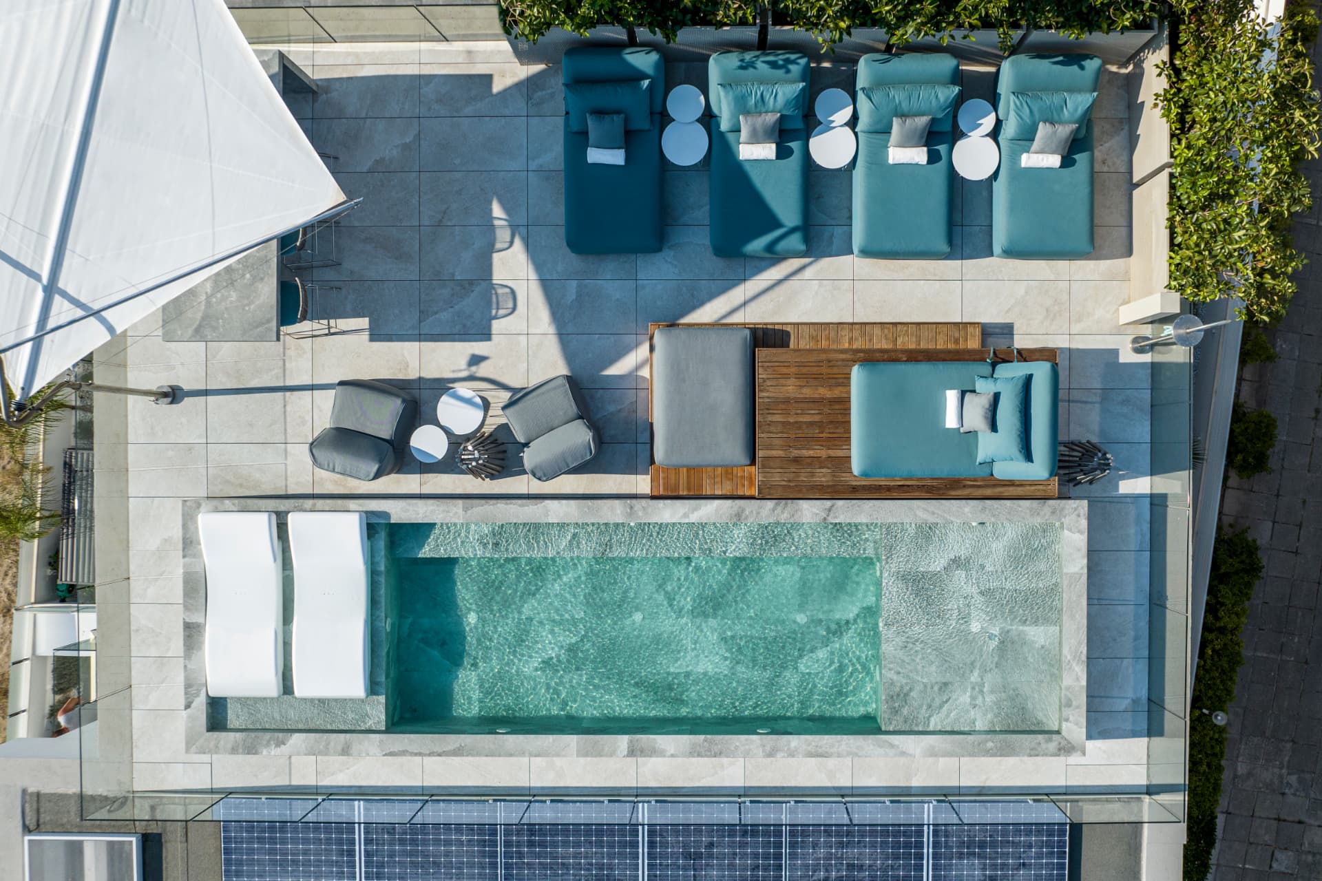 Vista aerea della terrazza con piscina e zona relax
