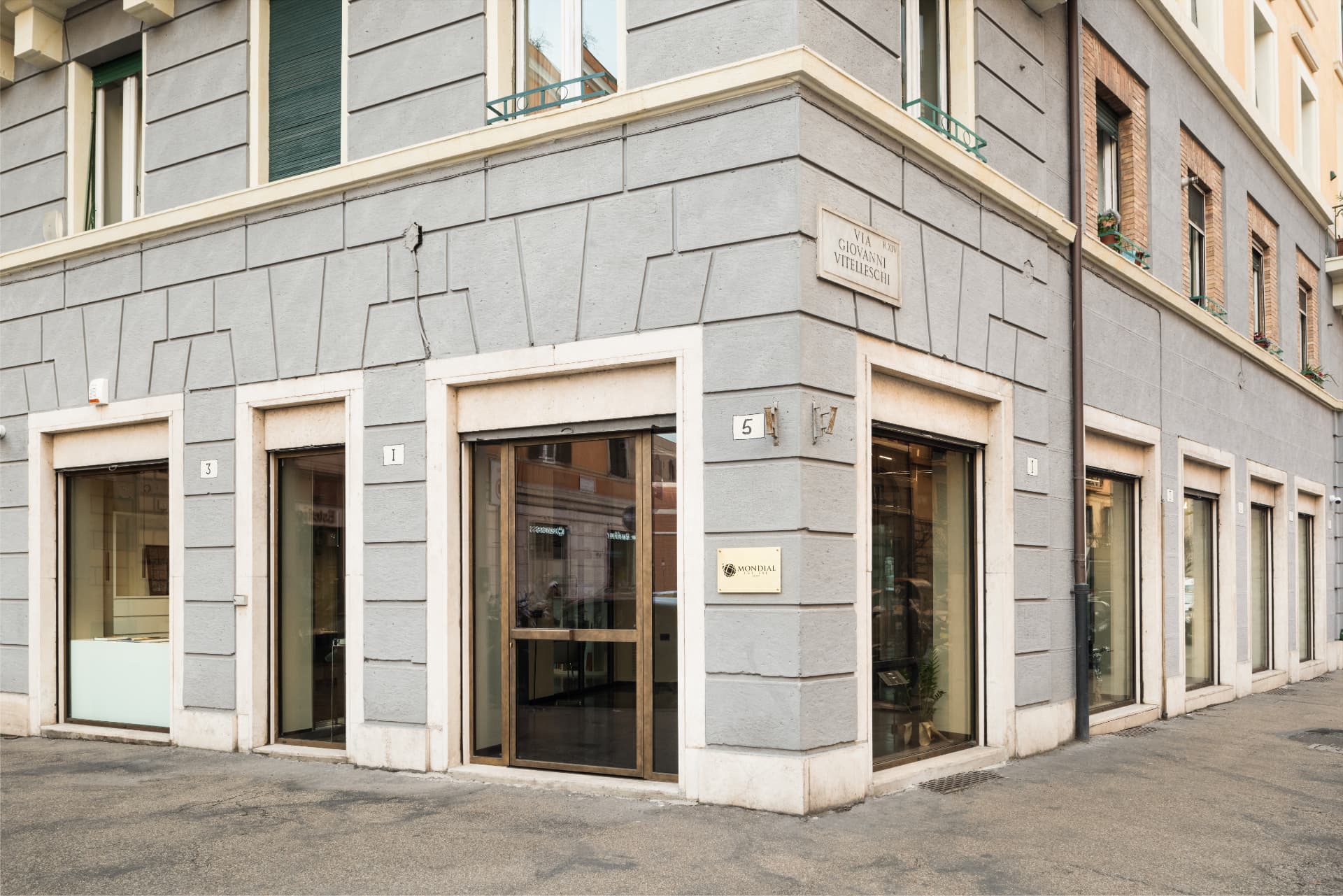 L'ingresso dell'Atelier Mondial Infissi Group a Roma