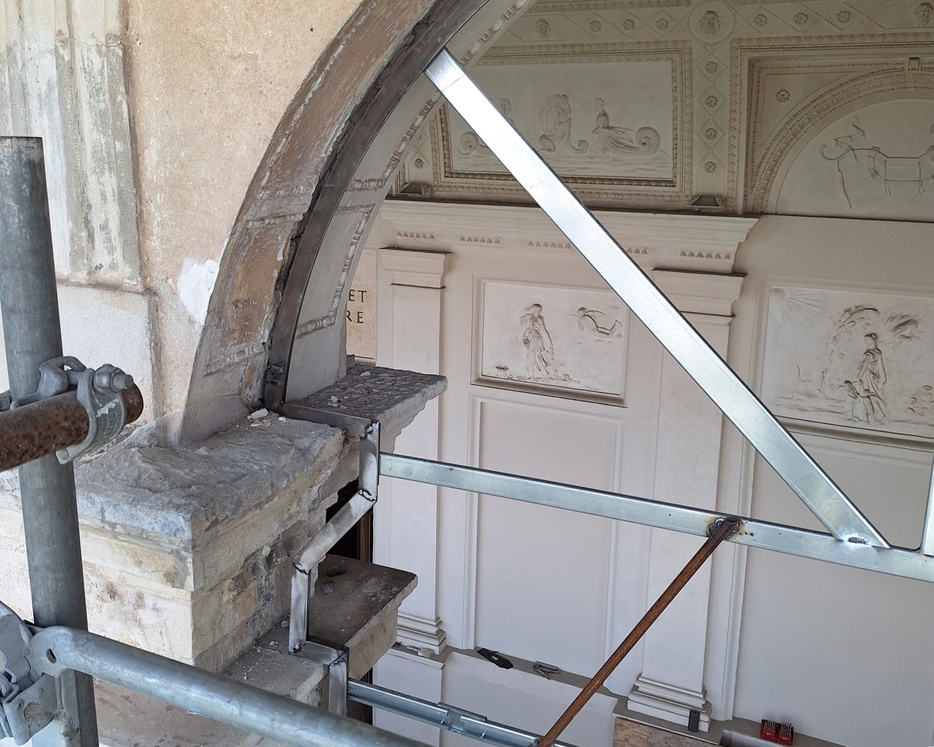 Rilievo del telaio curvo sulla struttura storica della loggia