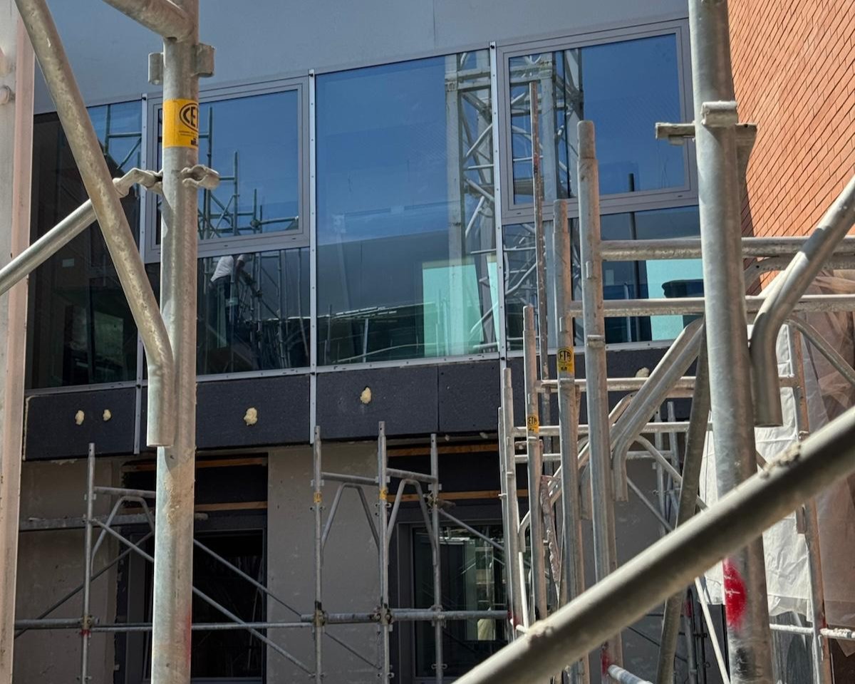 Serramenti installati con ponteggio di cantiere