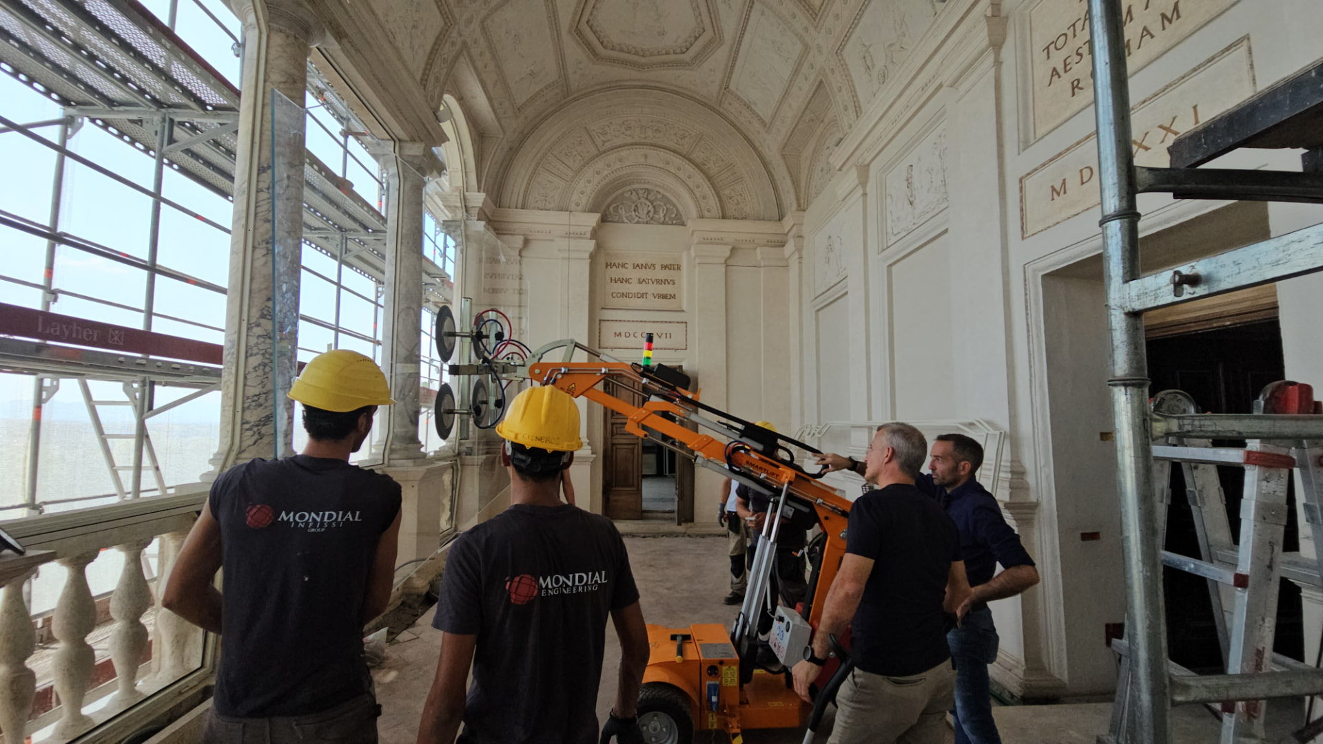 Smart Lift a ventose in loggia con la squadra Mondial Infissi
