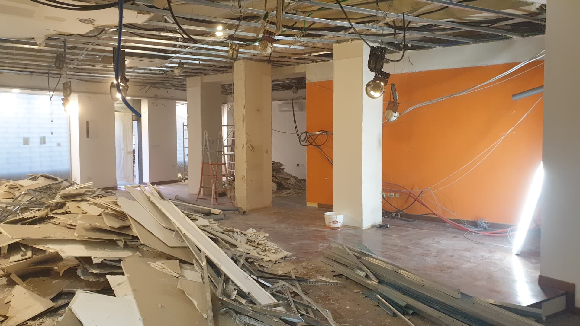 Rimozione dei controsoffitti durante il cantiere dell'Atelier