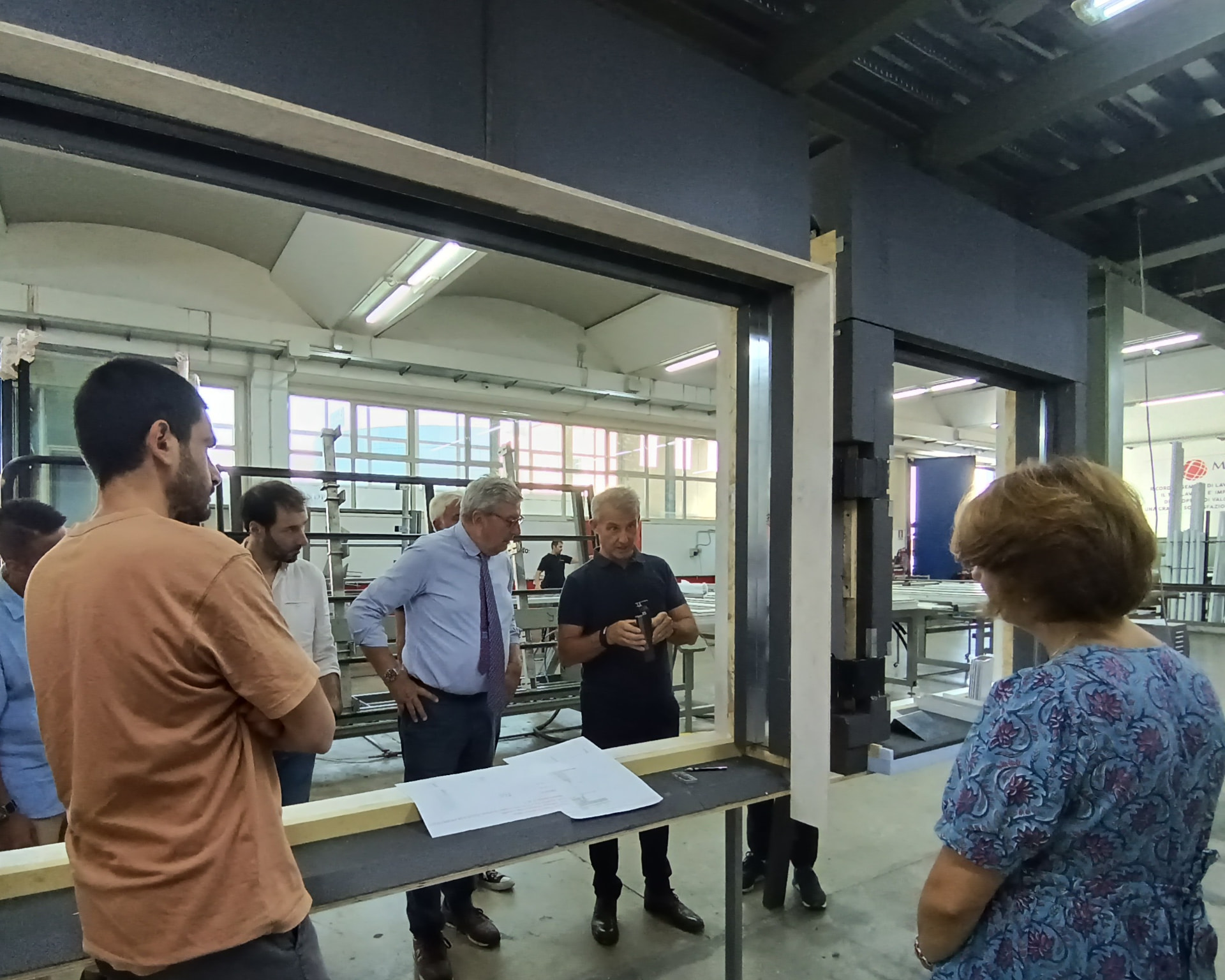 Team e committente in sopralluogo in officina