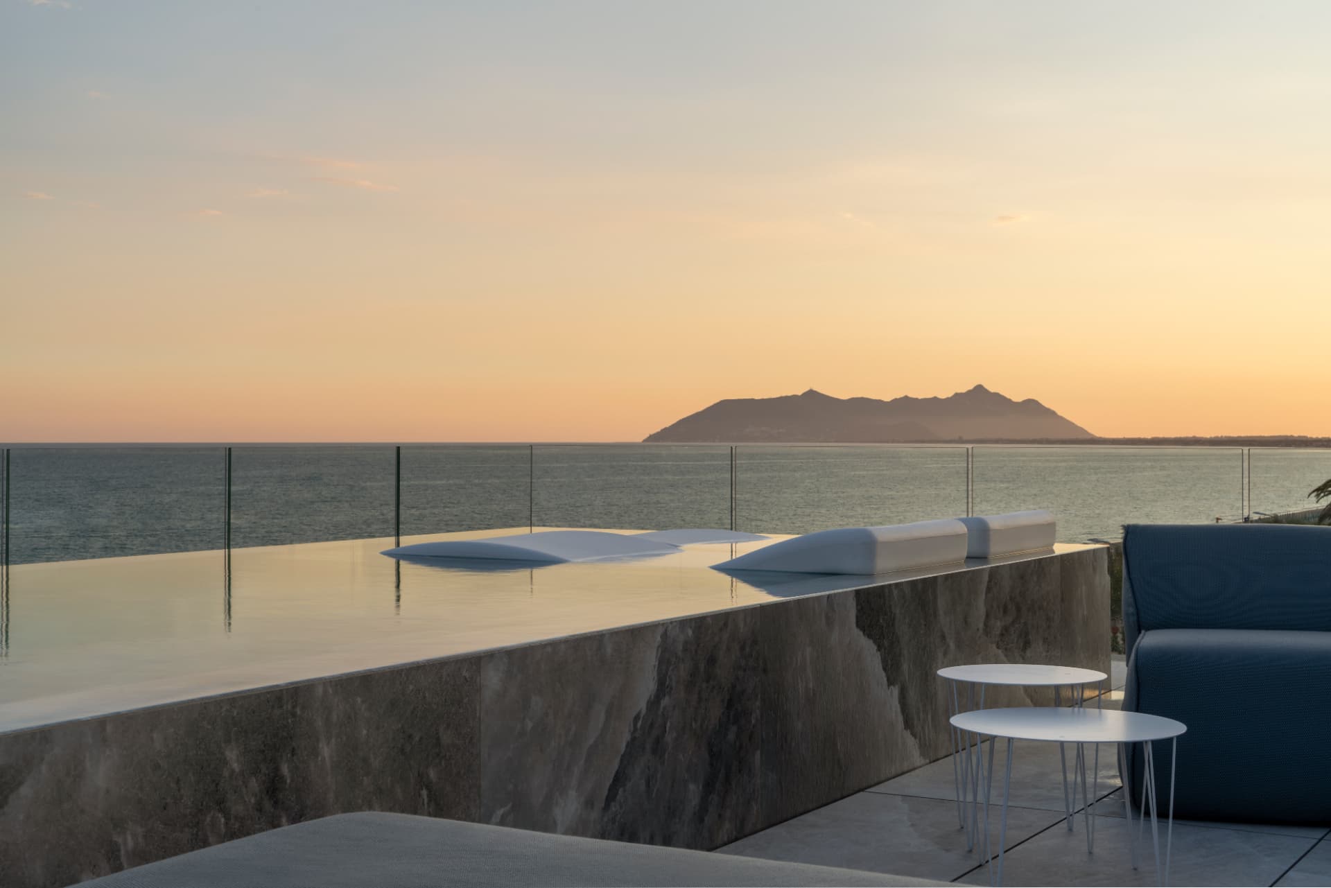 Vista serale sulla piscina a sfioro e sul mare