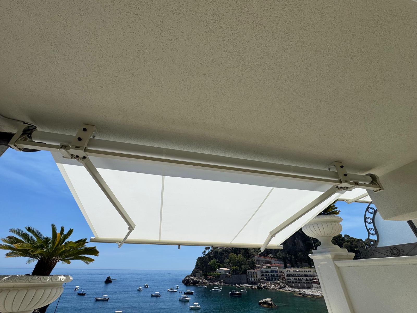 Dettaglio delle schermature a bracci con vista sulla baia di Mazzarò
