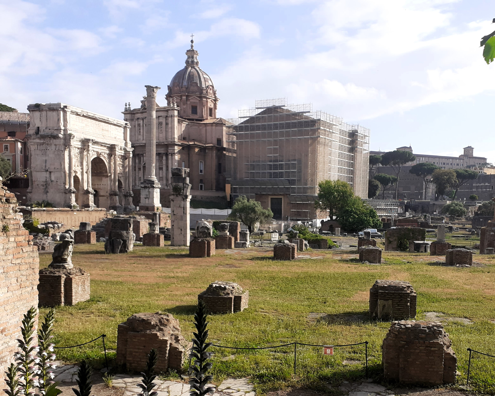 La Curia Iulia sotto ponteggio vista dal Foro Romano