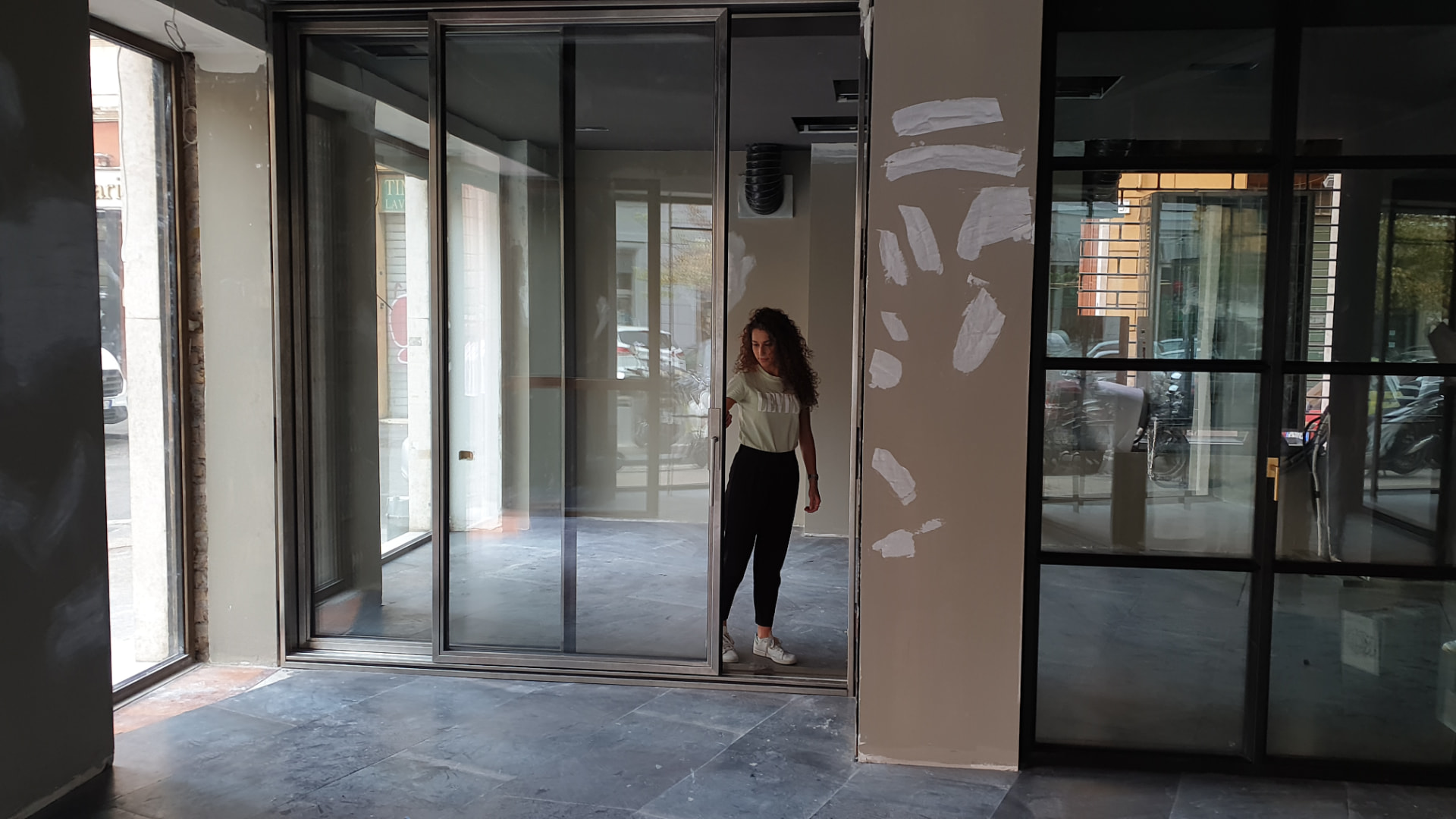 Il nuovo ingresso vetrato dell'Atelier in fase di collaudo