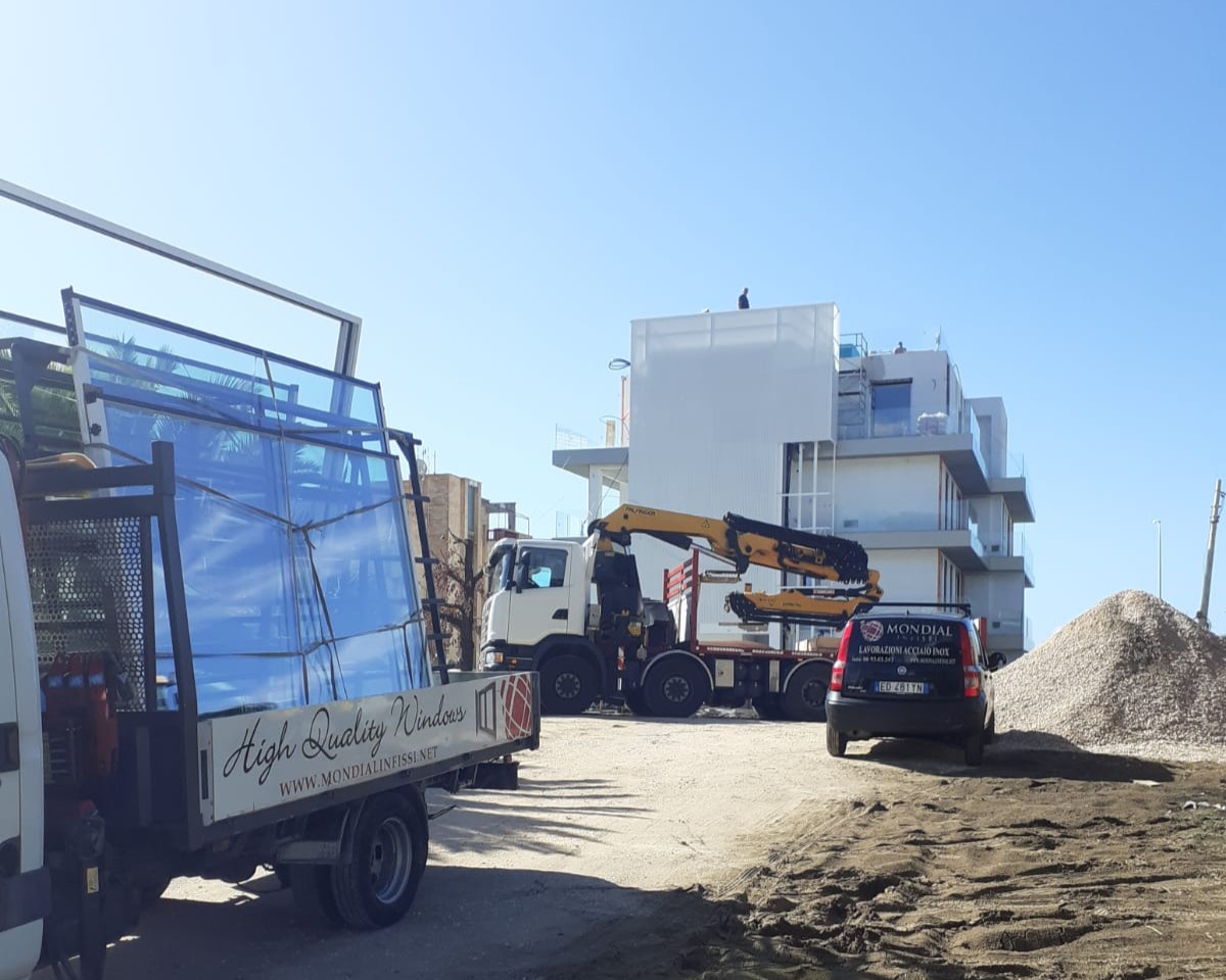 Logistica del cantiere con mezzi di sollevamento Mondial Infissi