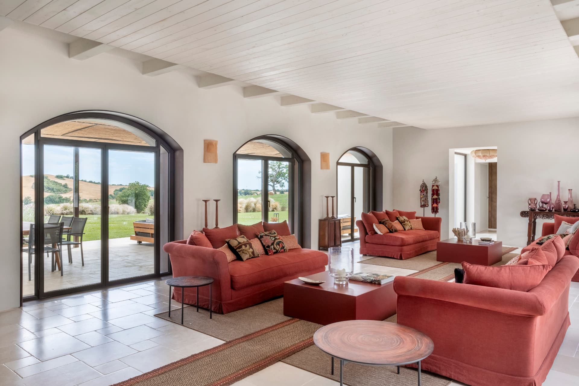 Ampio salone con tre archi e vista sul verde