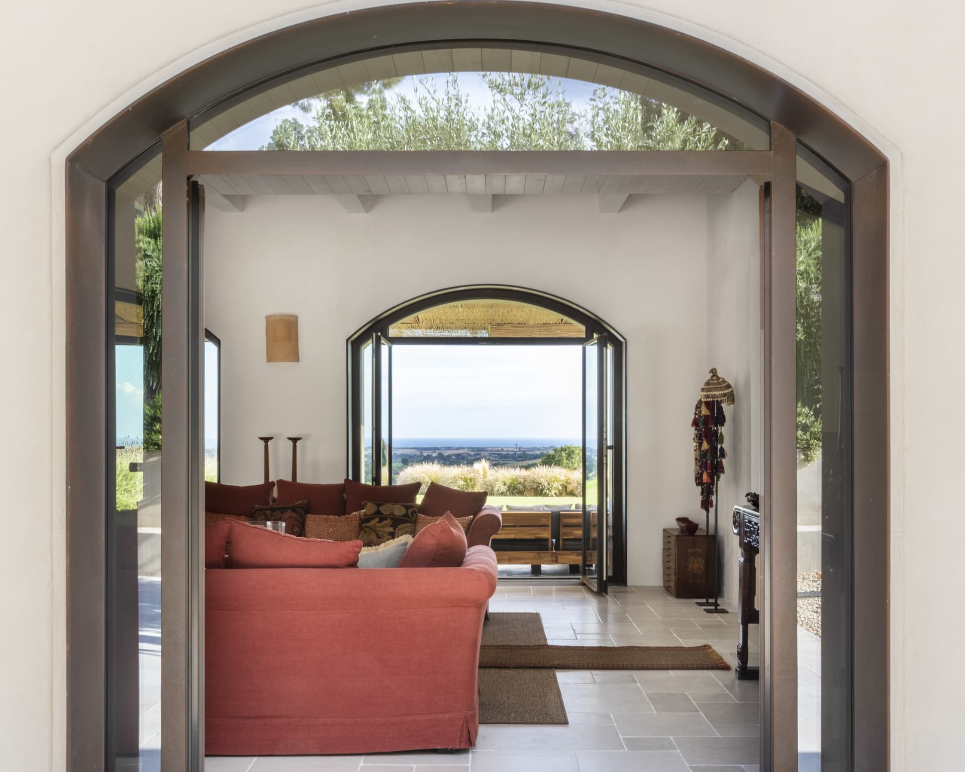 Salone con archi ribassati e vista sul mare