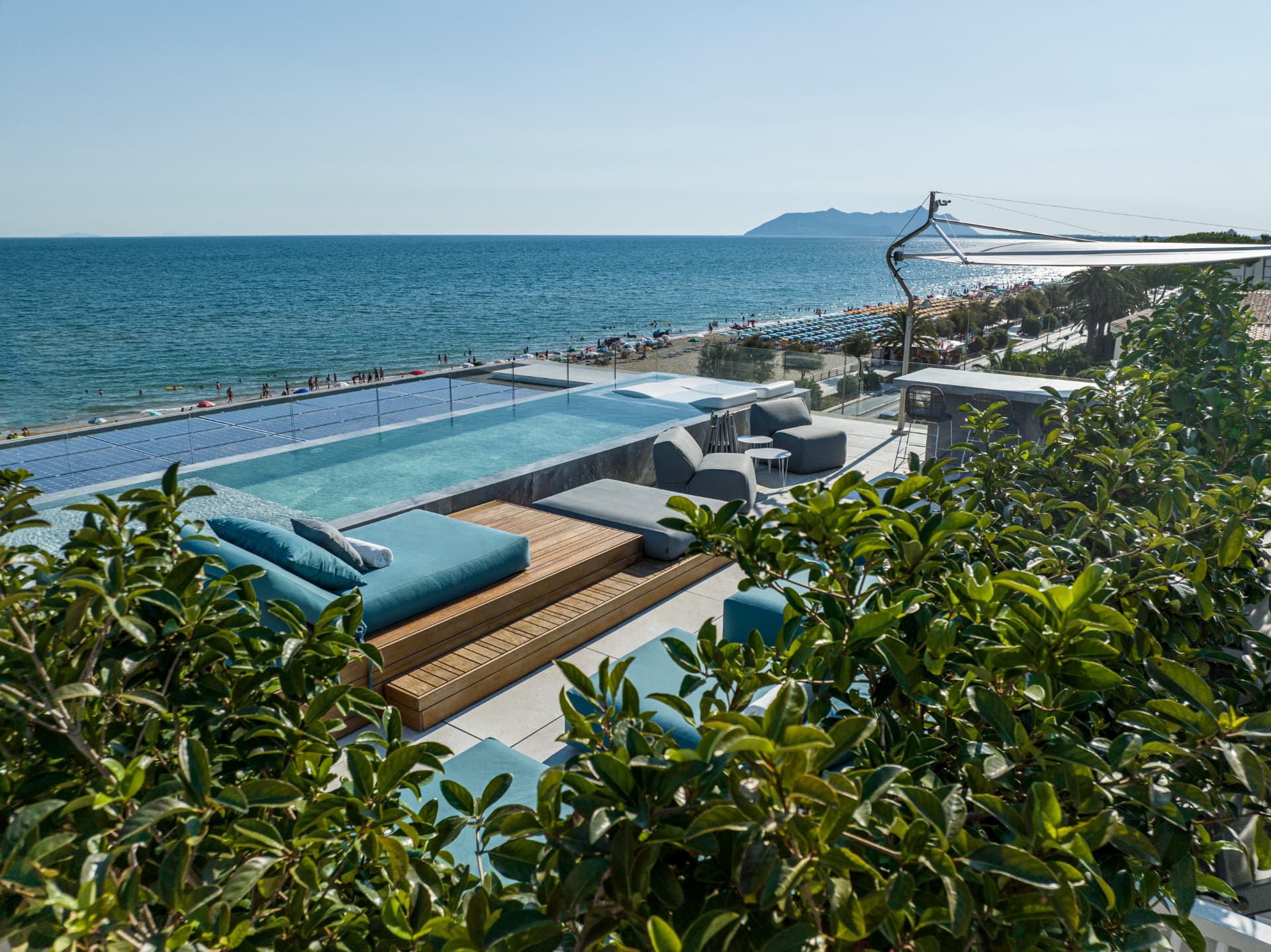 Vista sulla piscina a sfioro e sul litorale di Terracina