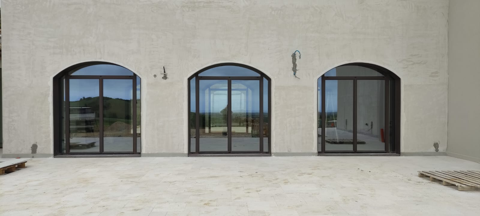 Serramenti ad arco ribassato in cantiere