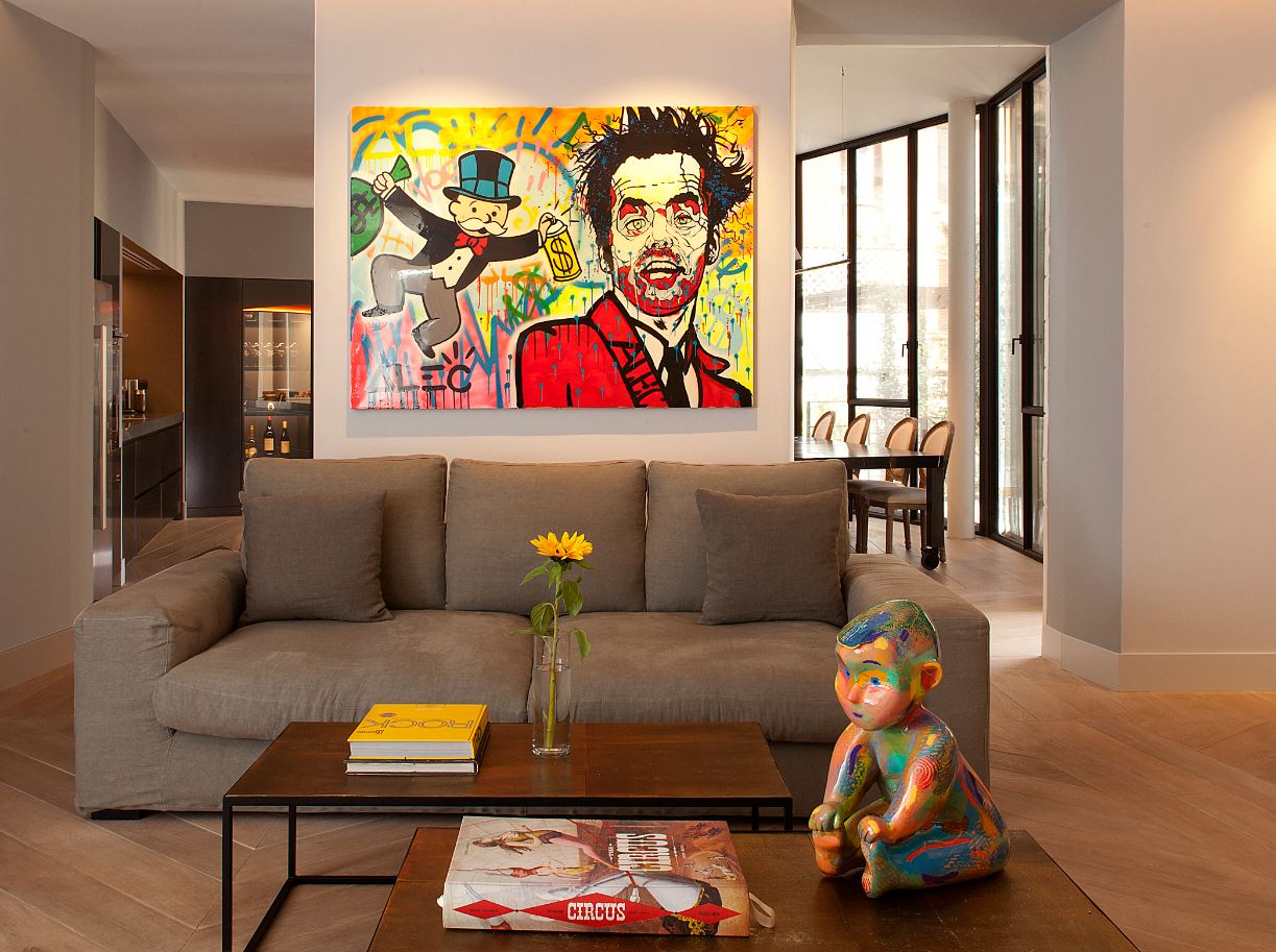 Il living di Casa Trastevere con opere d'arte e serramenti in acciaio