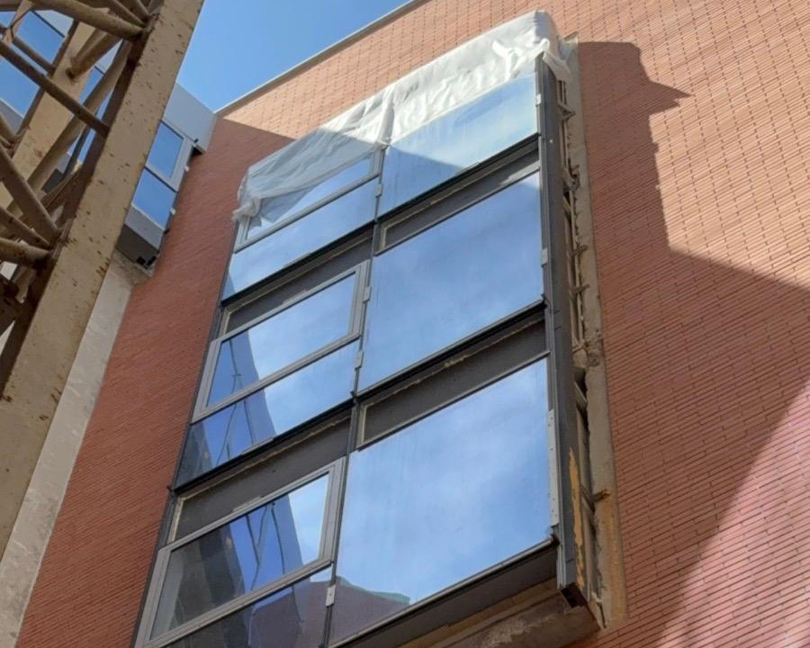 Facciata vetrata in fase di chiusura del cantiere