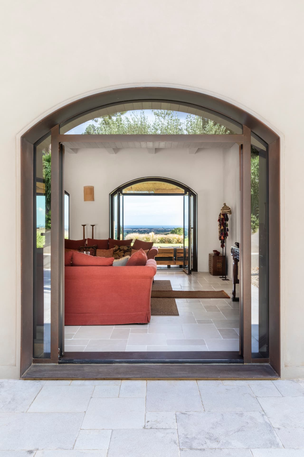 Portale in acciaio corten sull'ingresso