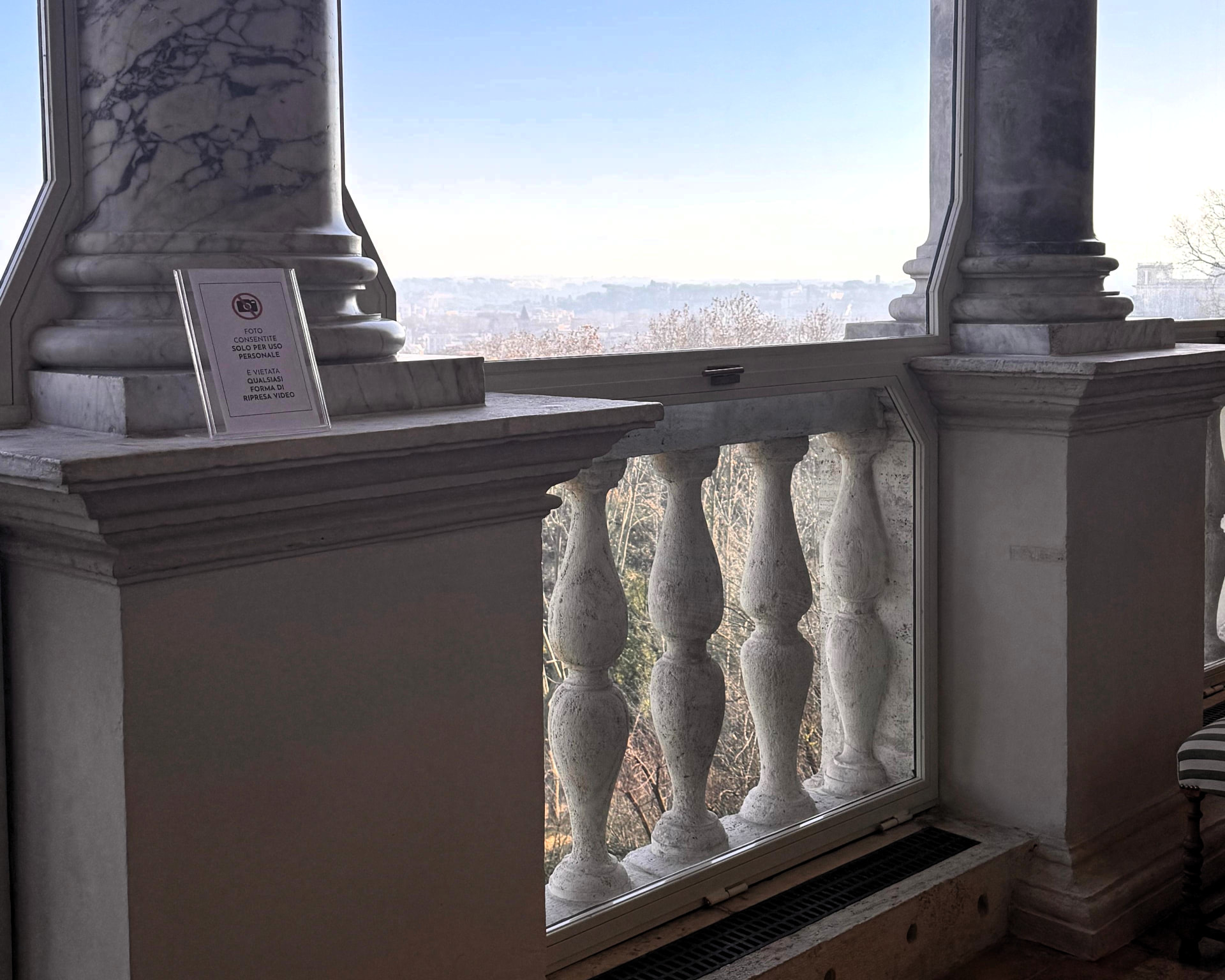 Serramento finito tra le colonne della loggia con vista su Roma