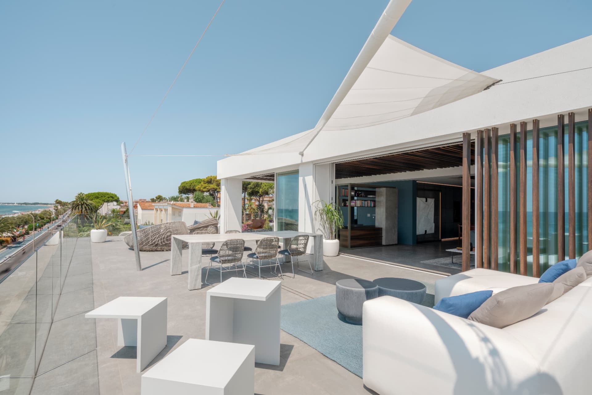 Terrazza panoramica con tavolo da pranzo e vista sul litorale