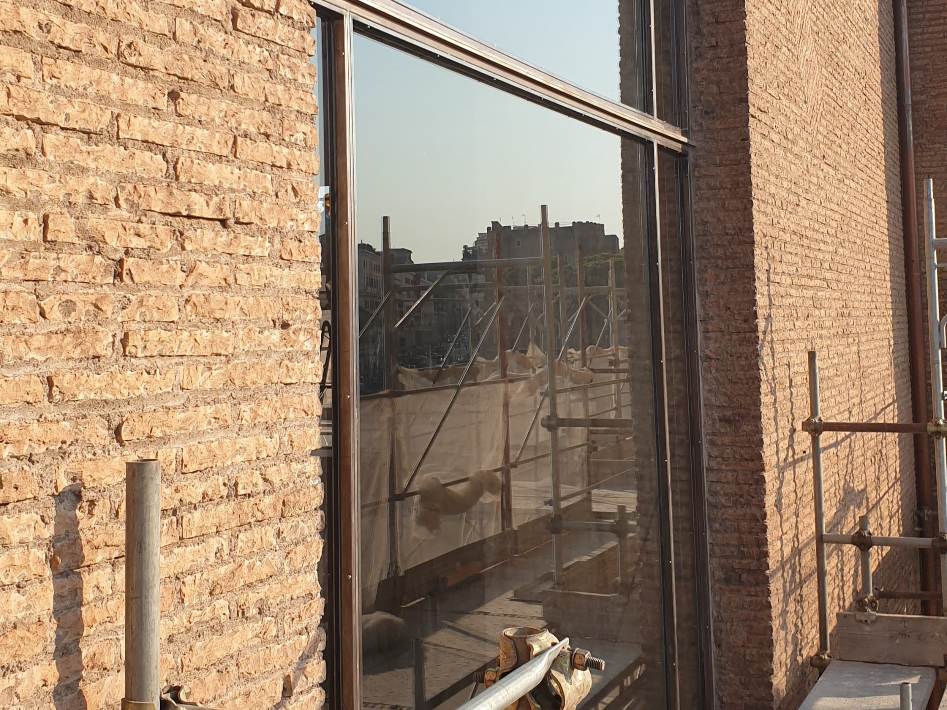Vetrata in opera durante il cantiere