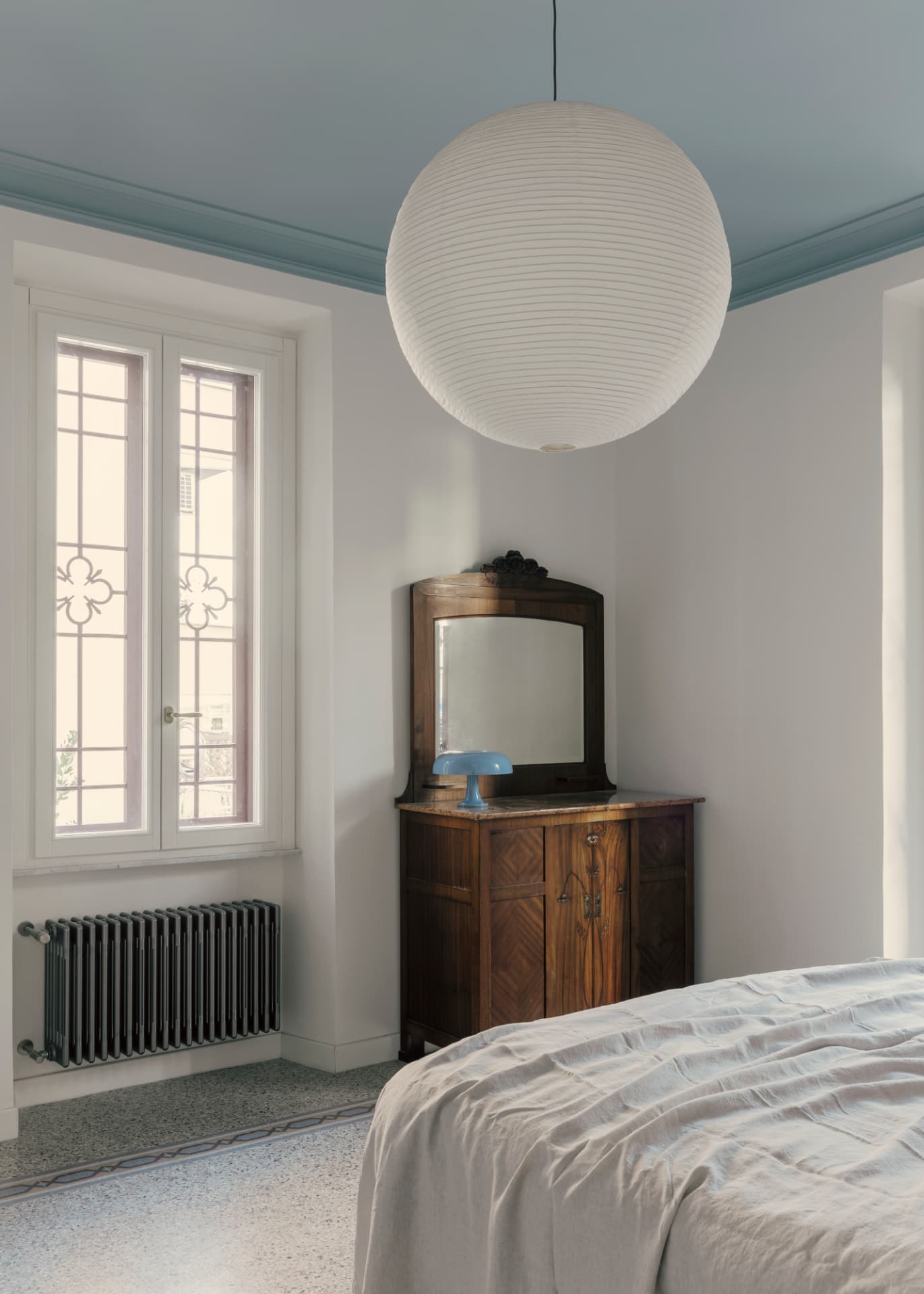 Camera da letto con serramento in legno e grata decorata