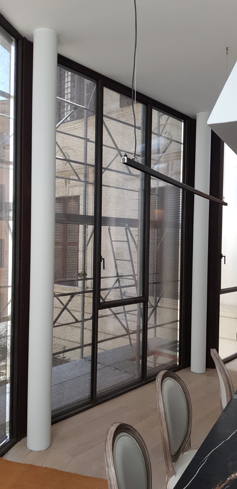 La vetrata a tutta altezza in corten durante il cantiere