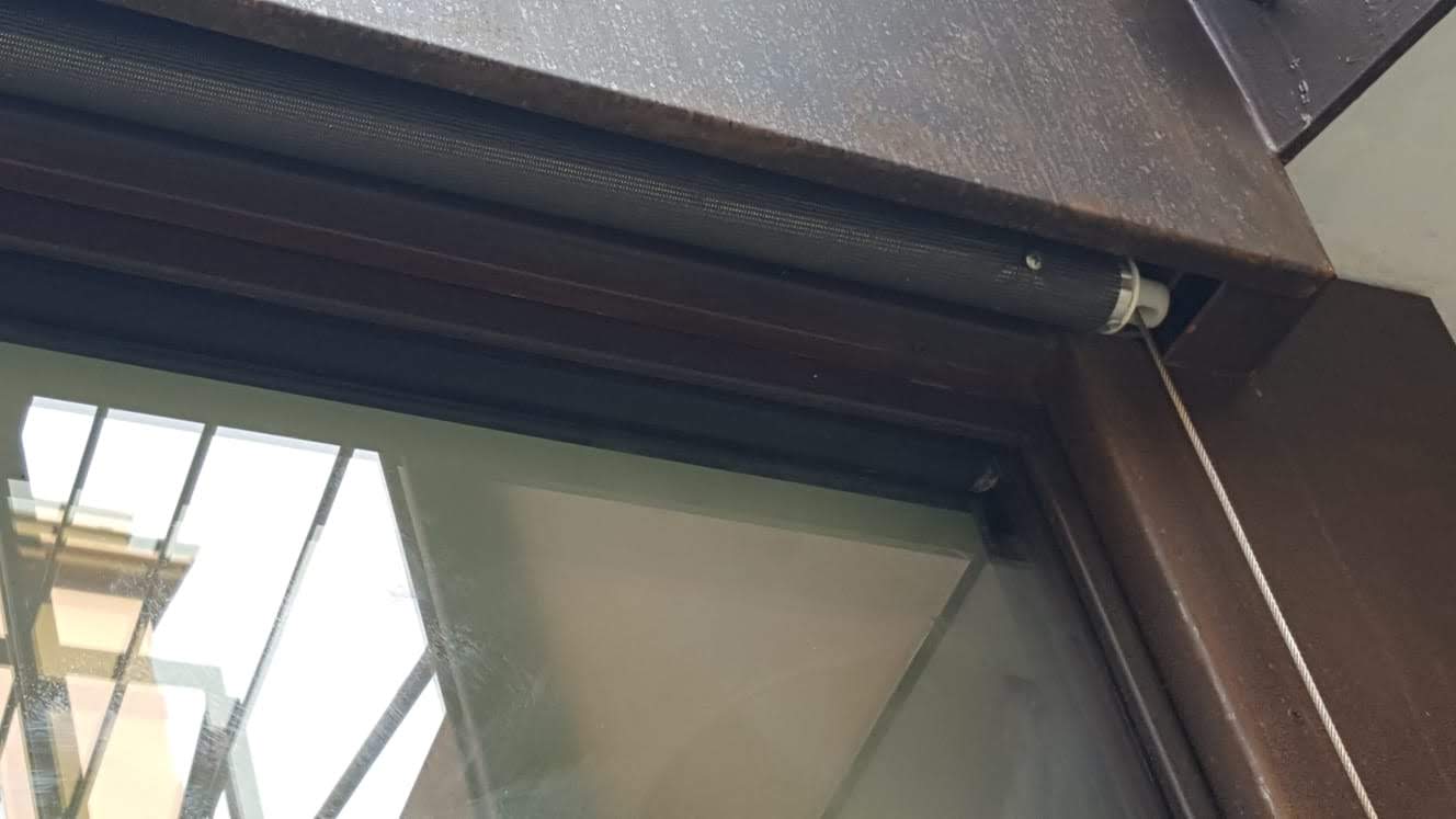 Dettaglio del cassonetto in lamiera corten con tenda a rullo a scomparsa