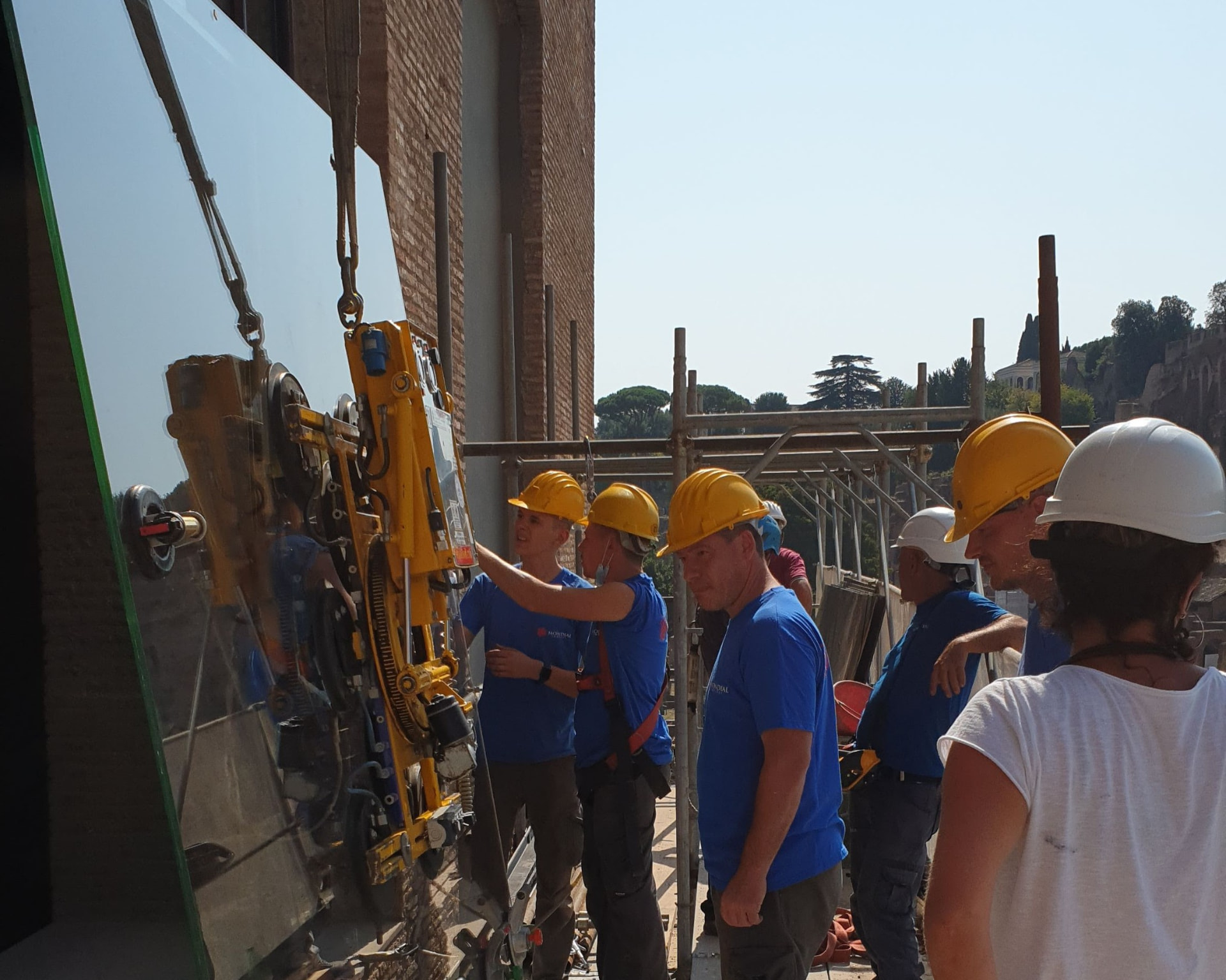 La squadra Mondial al lavoro con la ventosa per il sollevamento del vetro