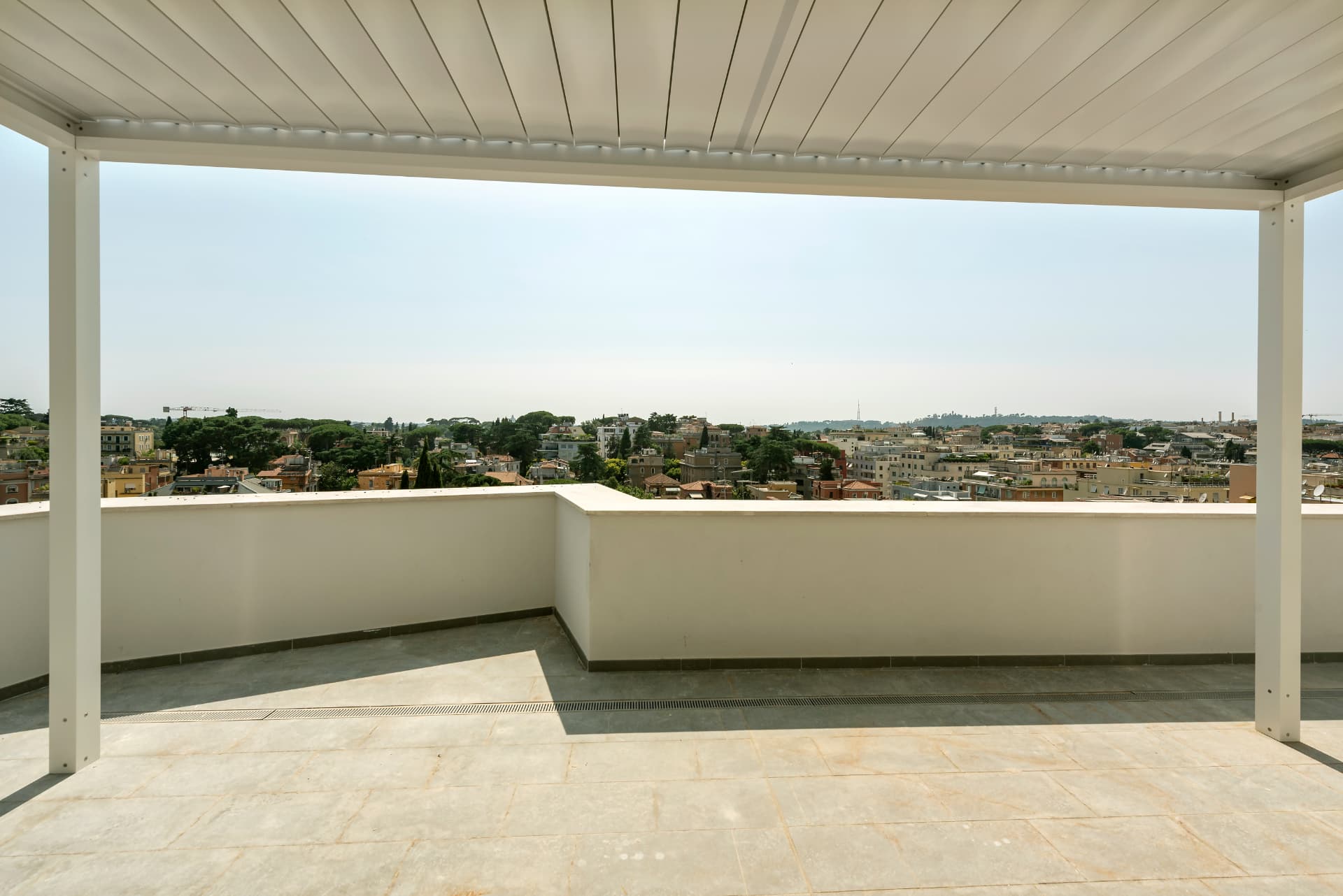 Terrazza coperta con vista panoramica su Roma