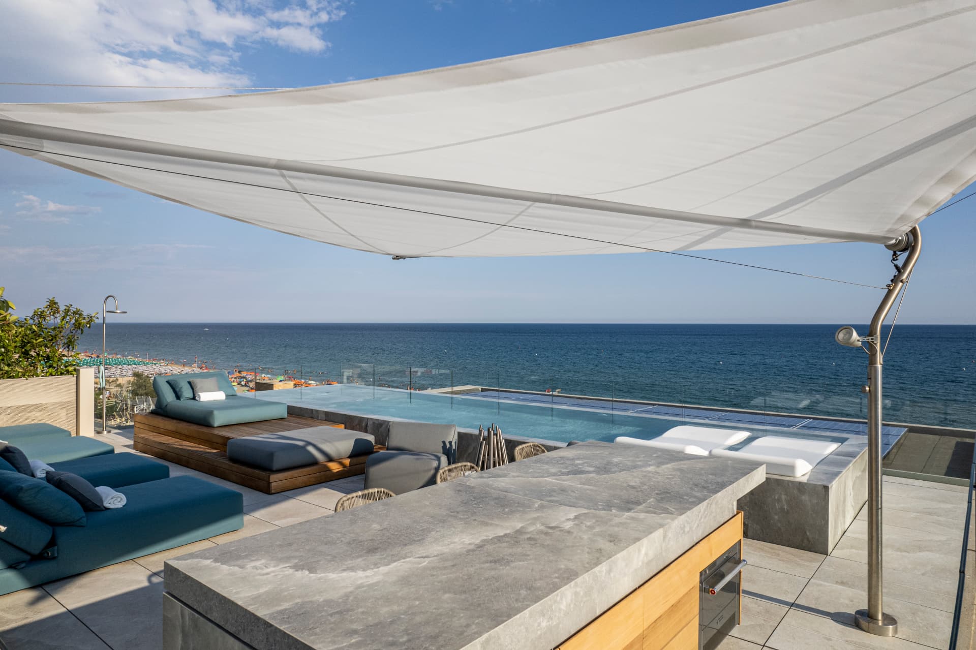 La terrazza panoramica con piscina e tenda a vela sul mare