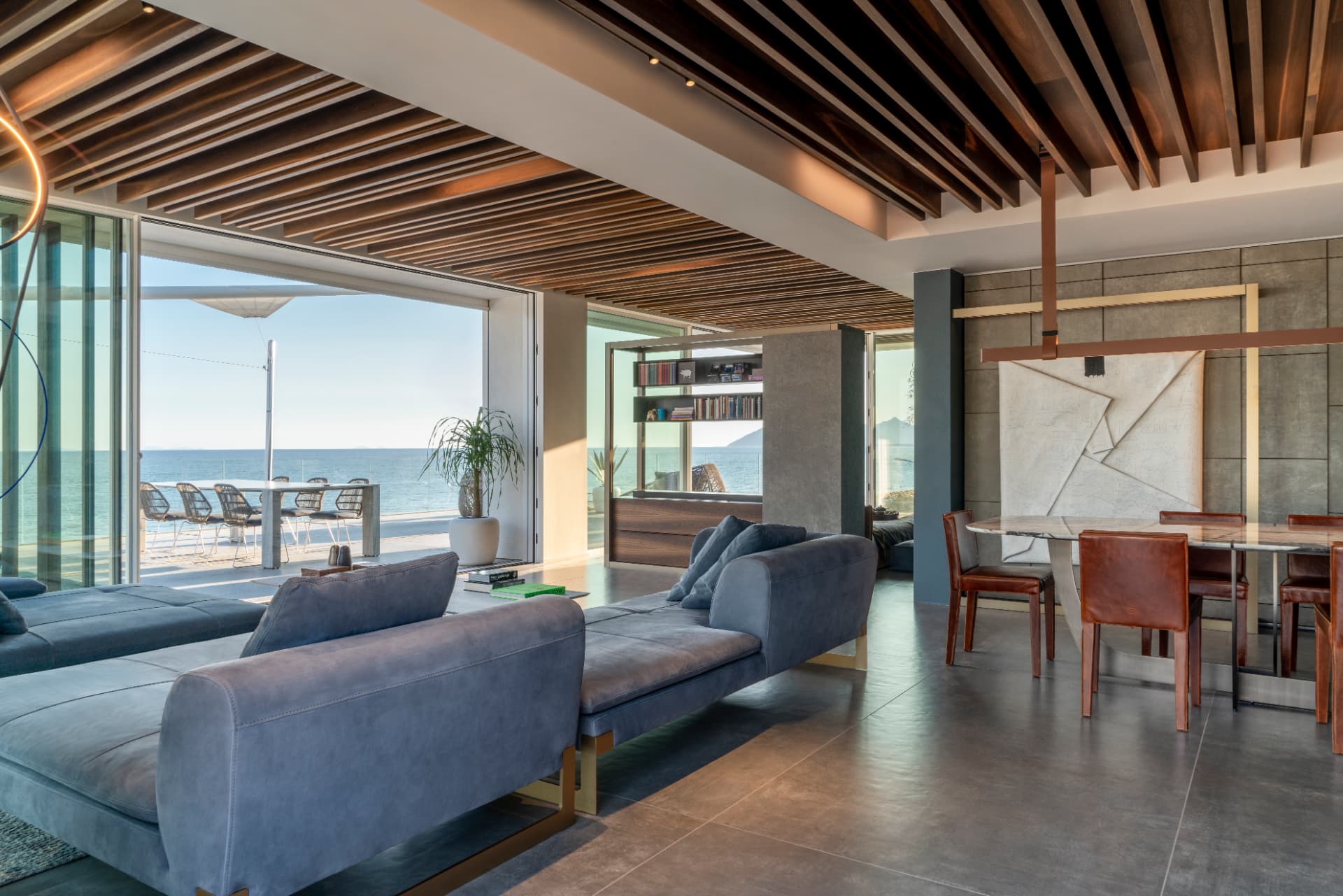 Zona living aperta sulla terrazza affacciata sul mare