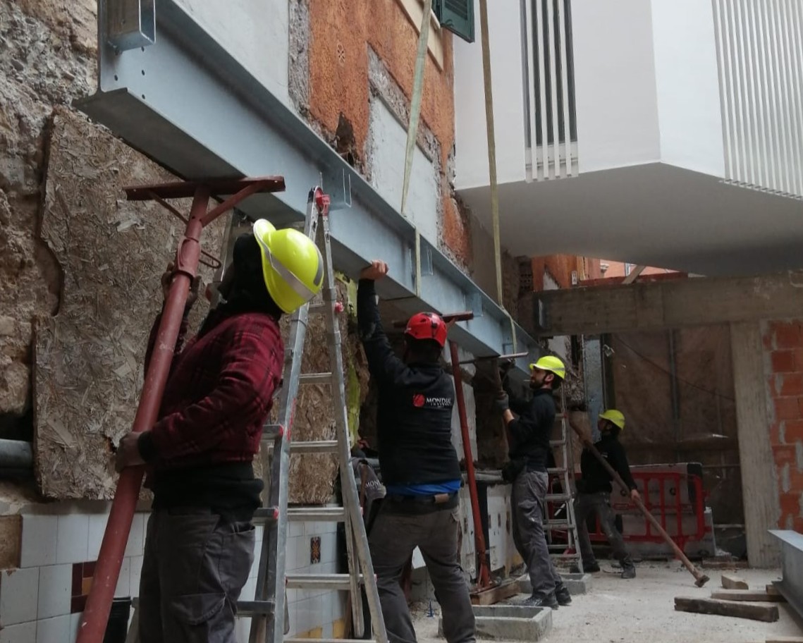 Squadra di posa al lavoro su struttura in acciaio