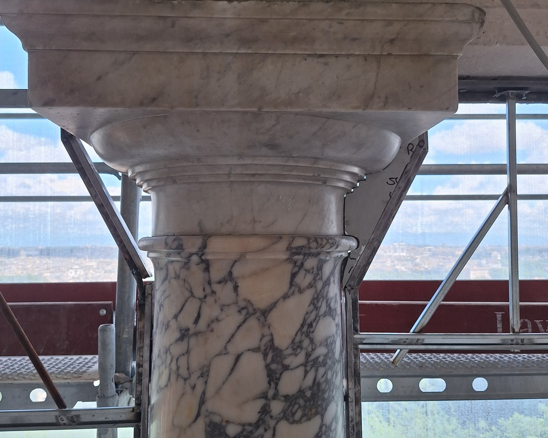 Adattamento del telaio alle modanature del capitello