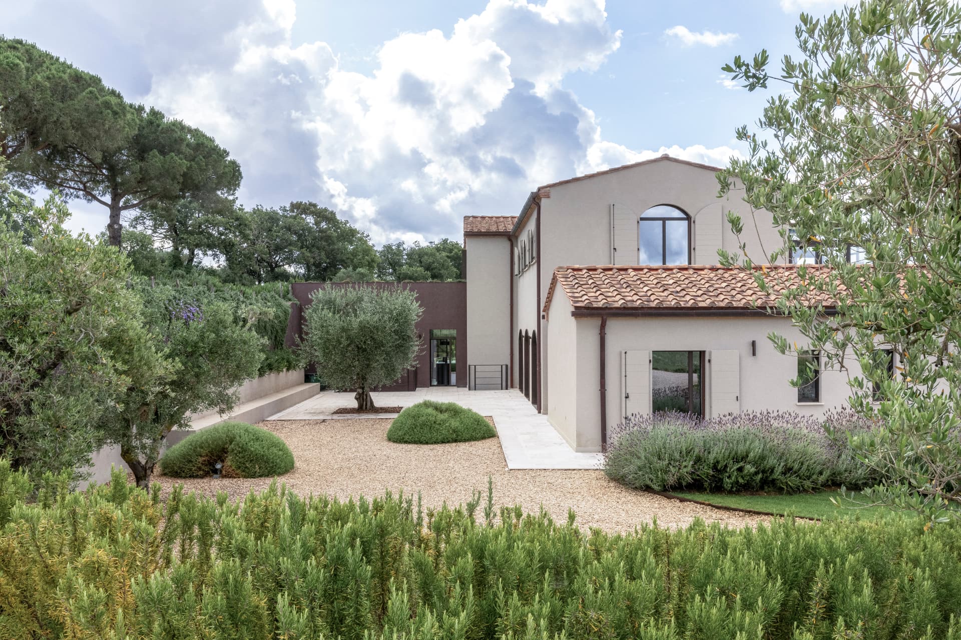 Veduta esterna del casale con giardino e mare sullo sfondo