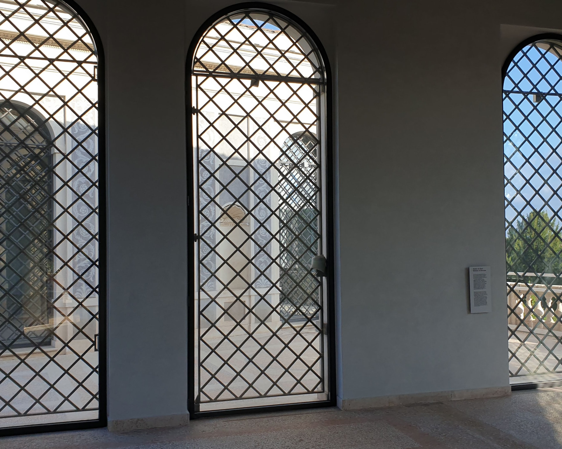 Serramenti ad arco completati visti dall'interno delle Uccelliere