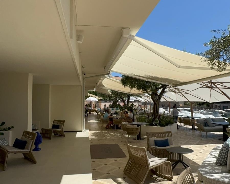 Tende da sole a bracci sulla terrazza del ristorante