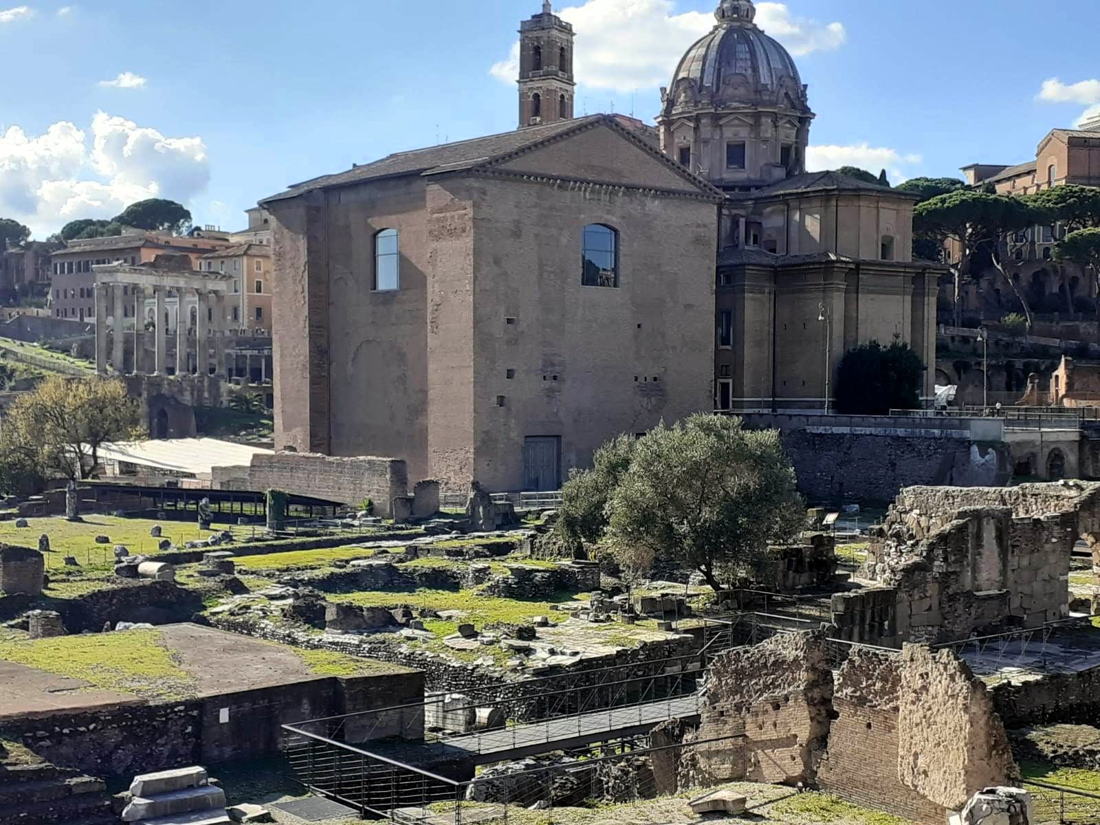 La Curia Iulia e i Santi Luca e Martina visti dal Foro