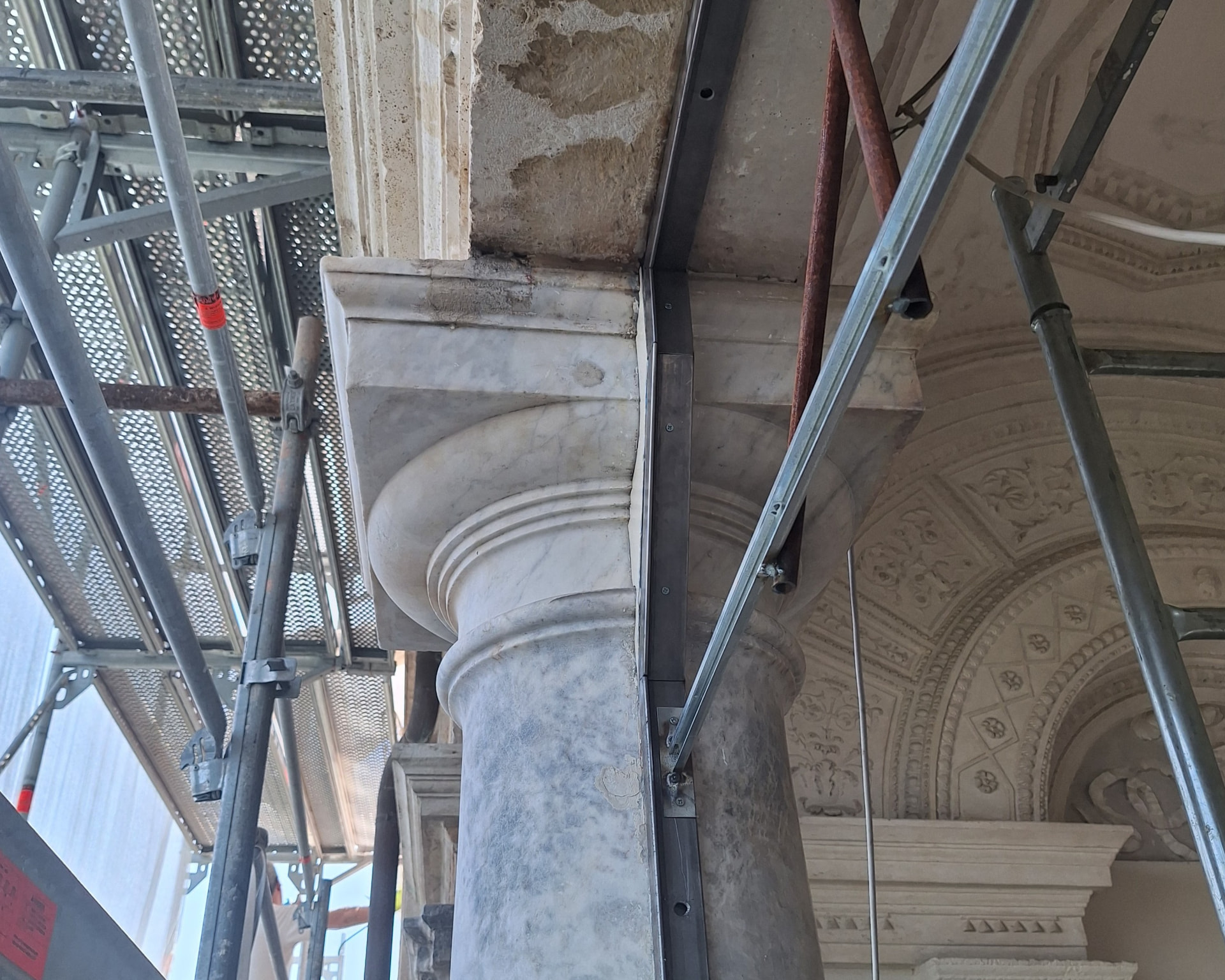 Profilo curvo fissato tra arco e capitello