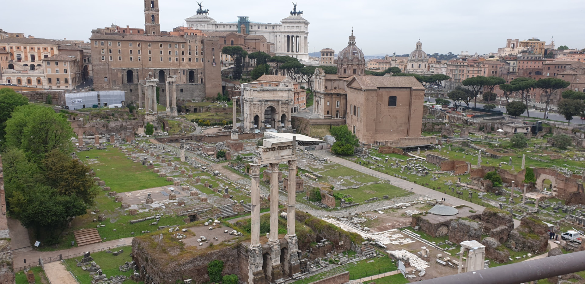 Veduta aerea del Foro Romano con la Curia Iulia a lavori ultimati