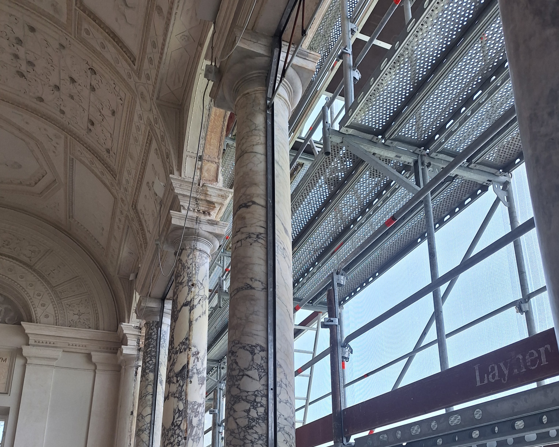 Ponteggio lungo le colonne storiche della loggia