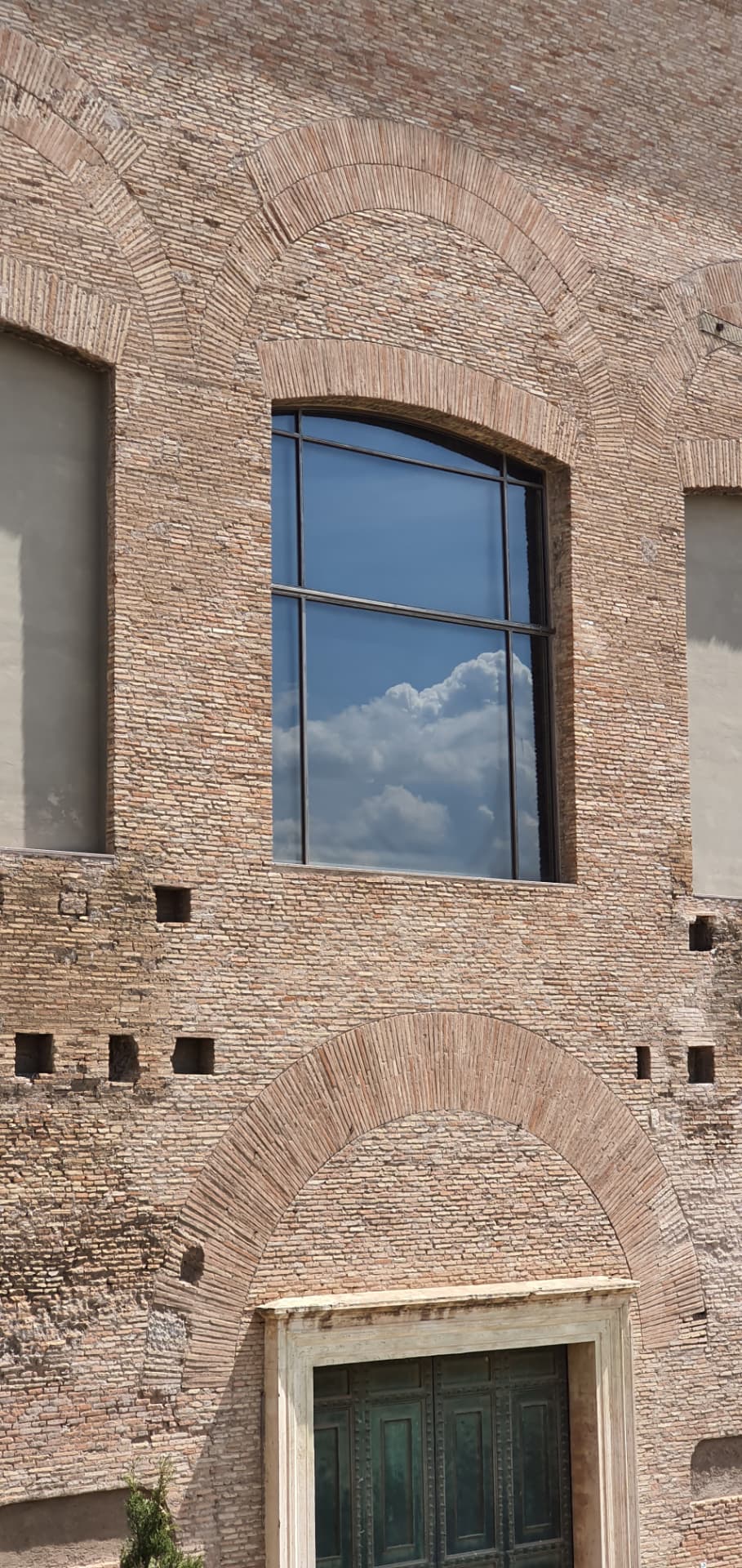 Serramento centinato finito nella muratura romana
