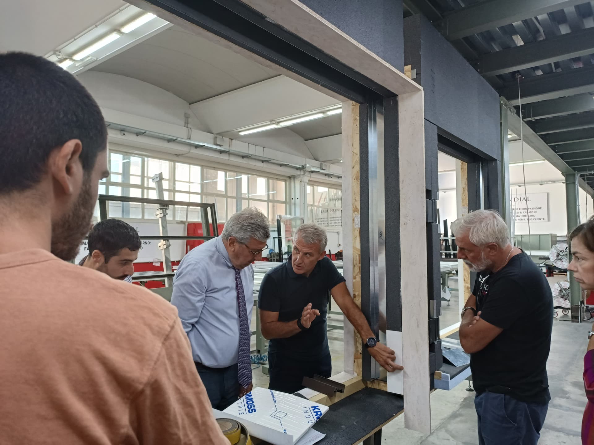 Presentazione del campione di serramento in azienda