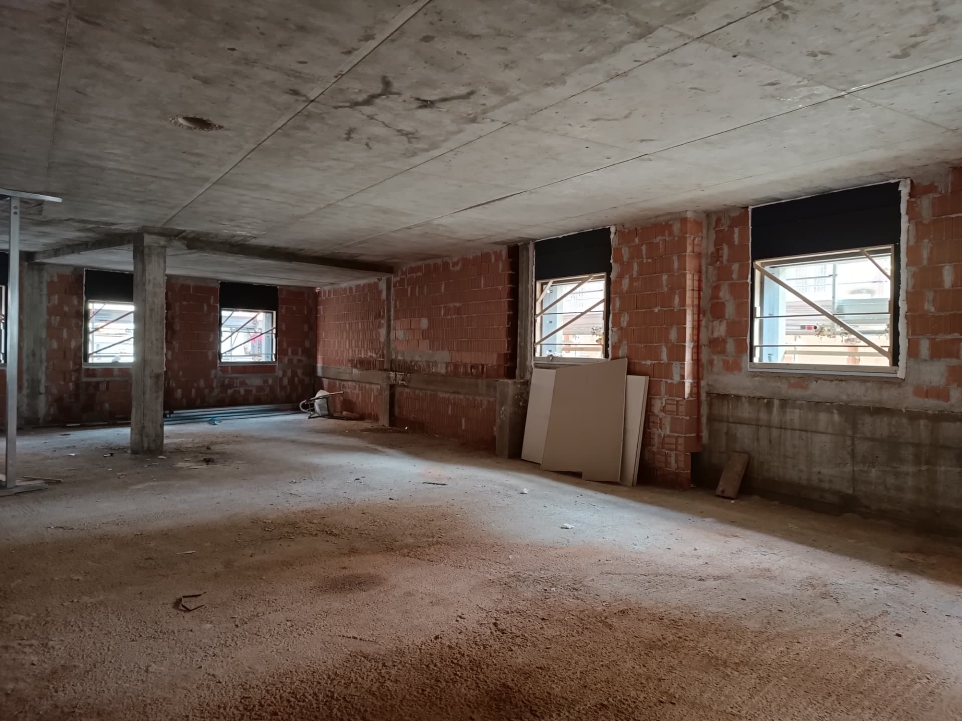 Interno del cantiere con murature e aperture per i serramenti