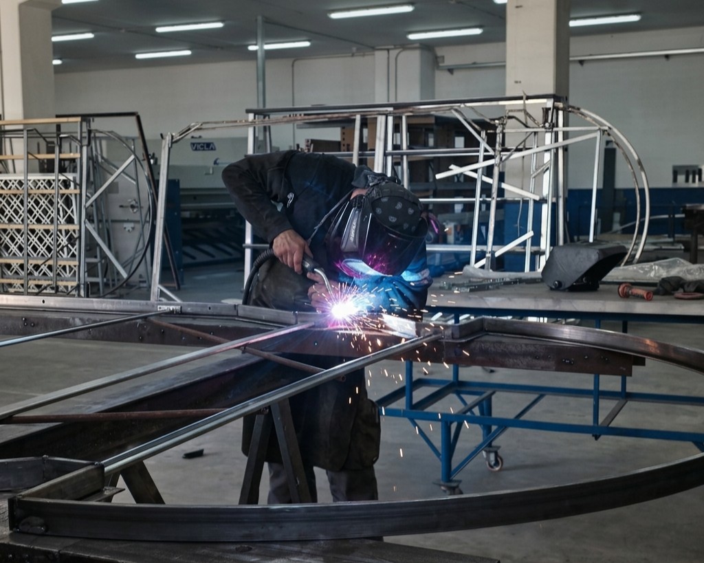 Saldatura dei telai curvi in officina