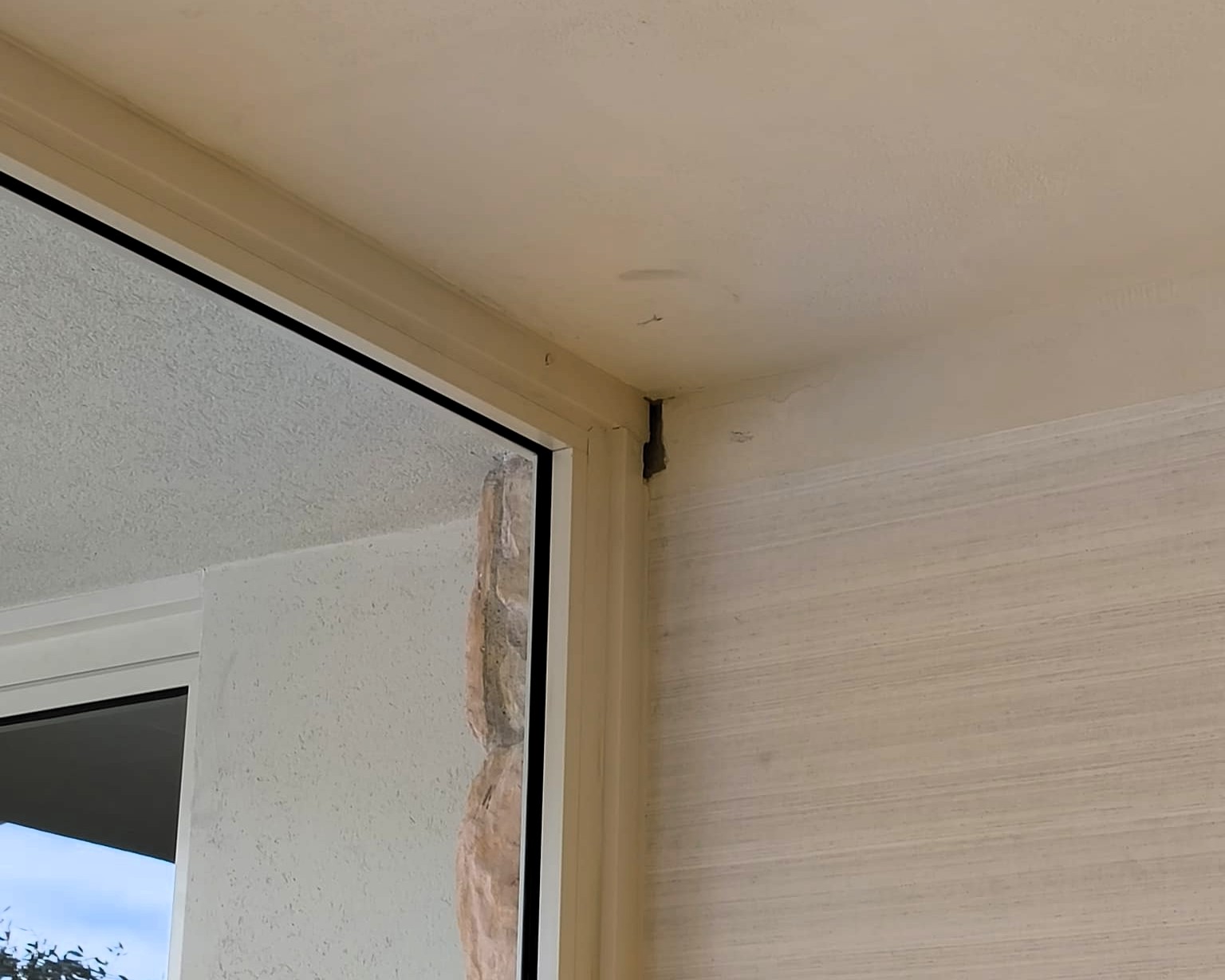 Regolazione del telaio a filo del controsoffitto durante l'installazione