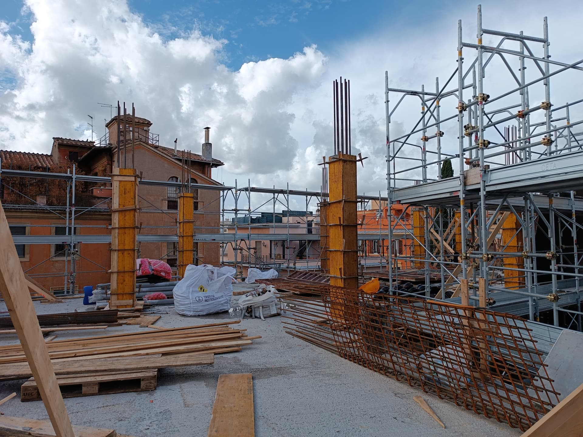 Struttura in fase di getto con ponteggi e travi d'acciaio